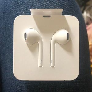 Apple earphones with lightning jack